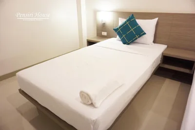 Lit simple dans un dortoir pour femmes — Pensiri House