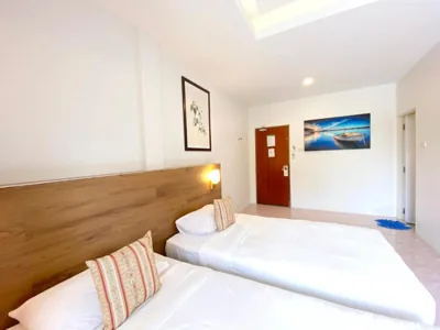 Chambre lits jumeaux Standard avec balcon — Pensiri House