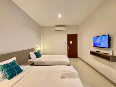 Chambre lits jumeaux Superior avec balcon — Pensiri House